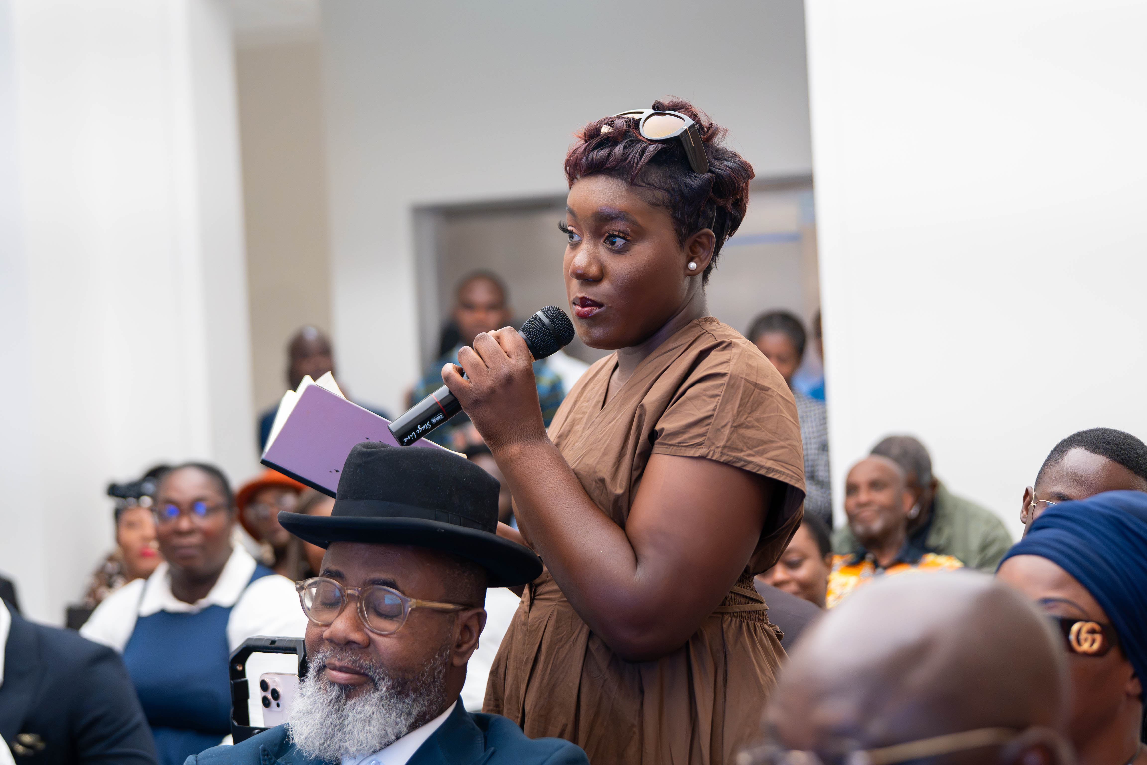 La Journaliss posant une question lors du lancement du Grand Retour de la Diaspora