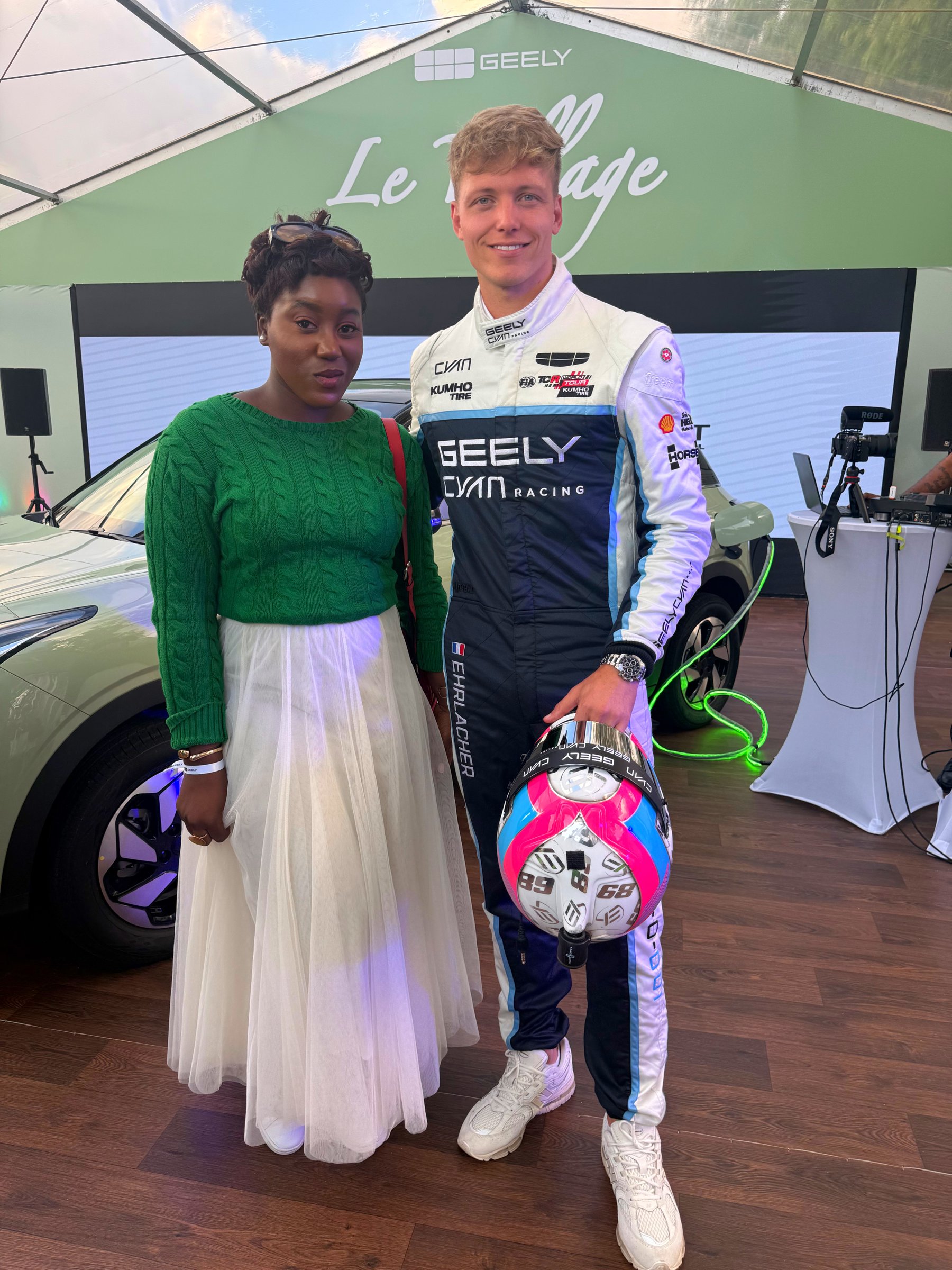 La Journaliss avec le pilote automobile Yann Ehrlacher, Geely Cyan Racing, au Village Geely