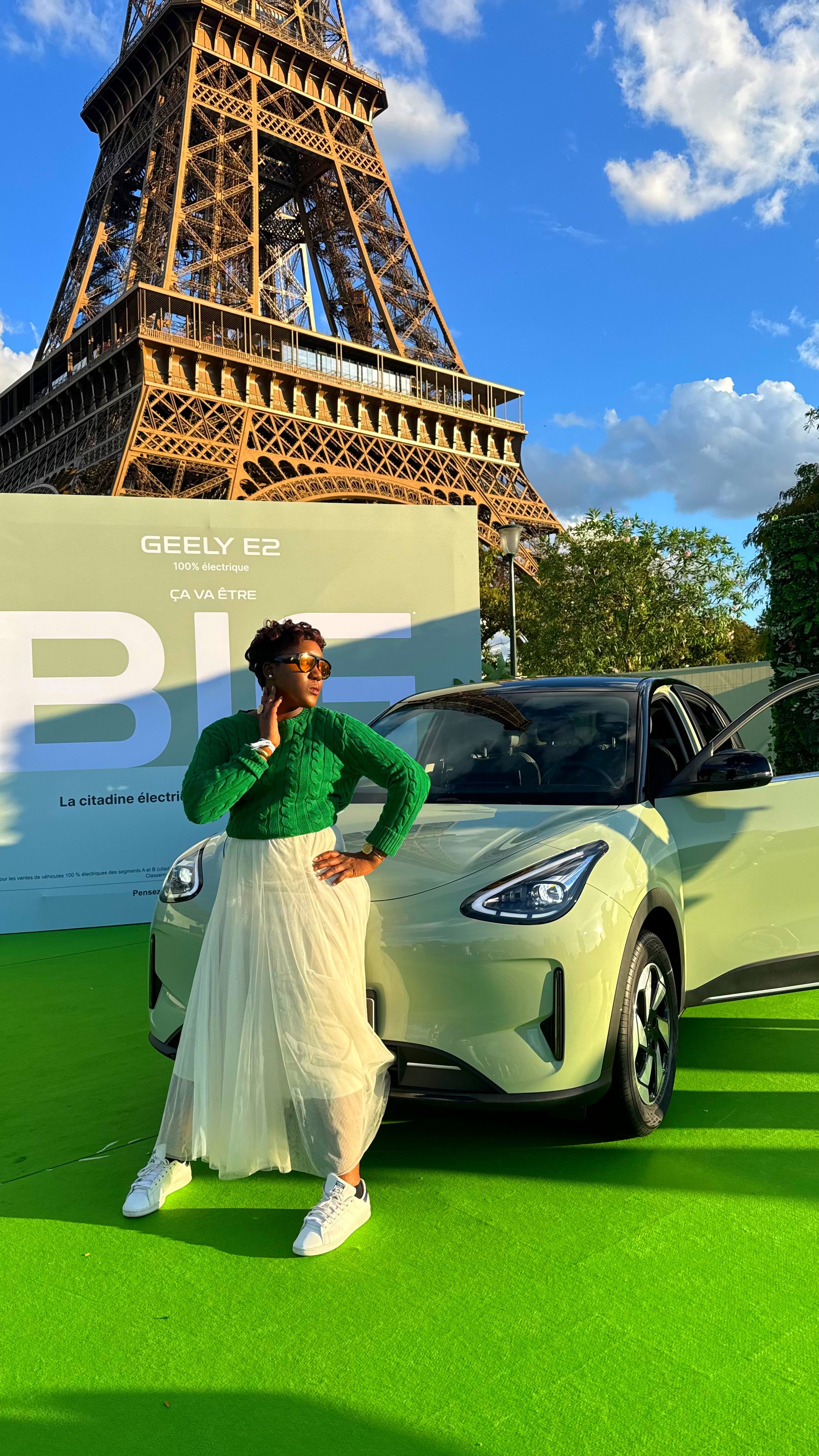 La Journaliss devant la Geely E2 au Village Geely, Tour Eiffel, Paris