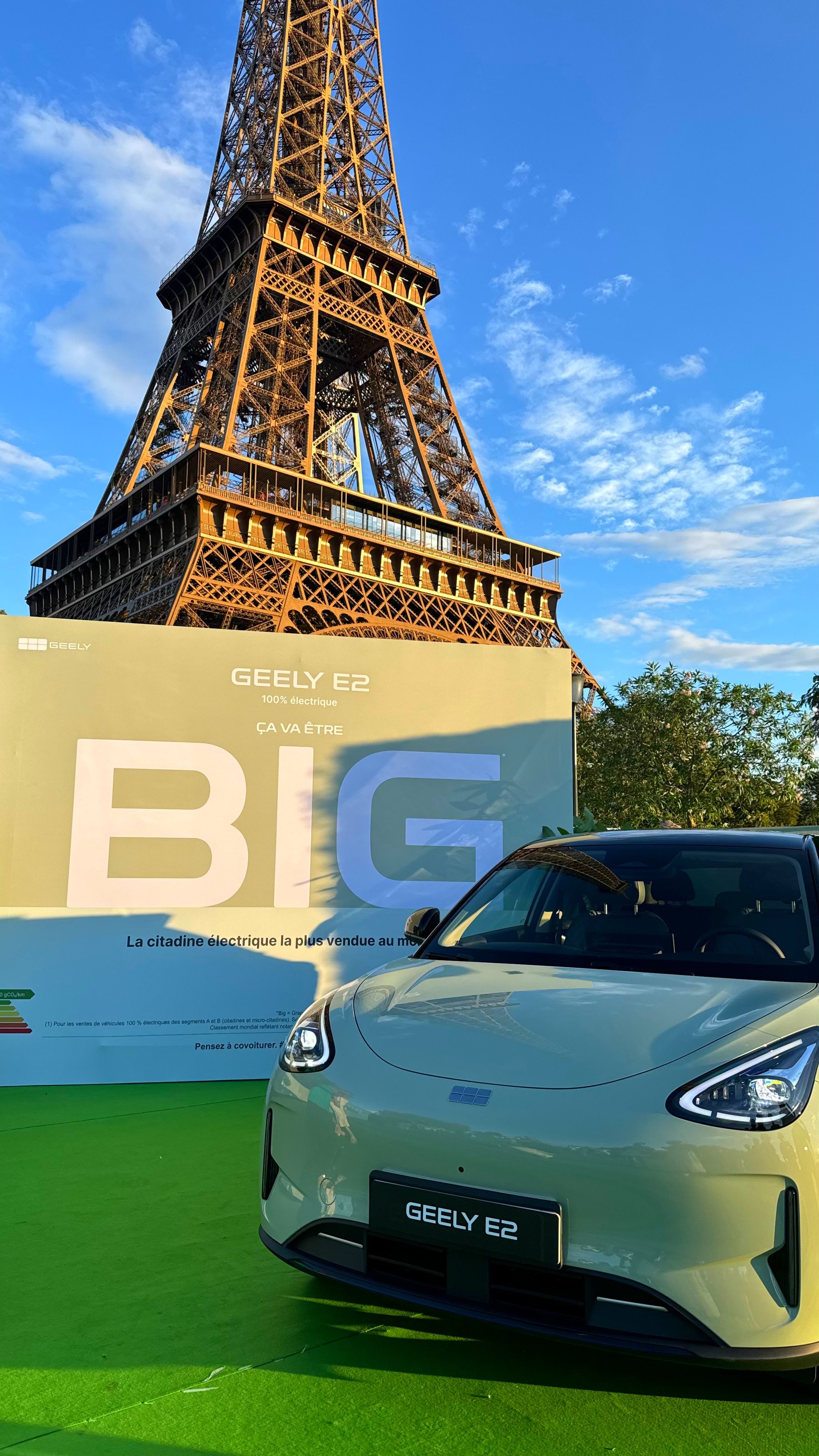 La Geely E2 présentée au pied de la Tour Eiffel à Paris