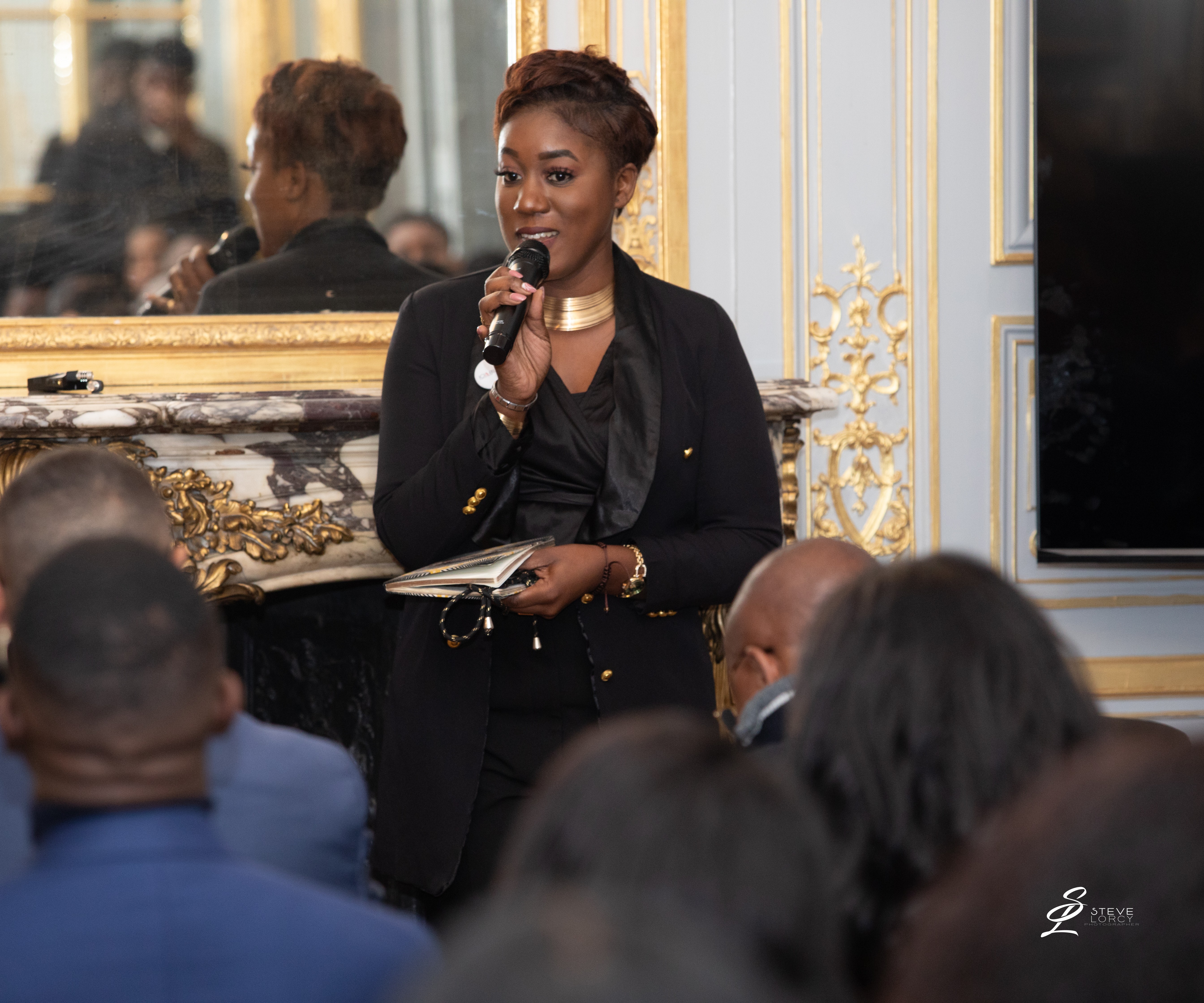 La Journaliss animant une conférence