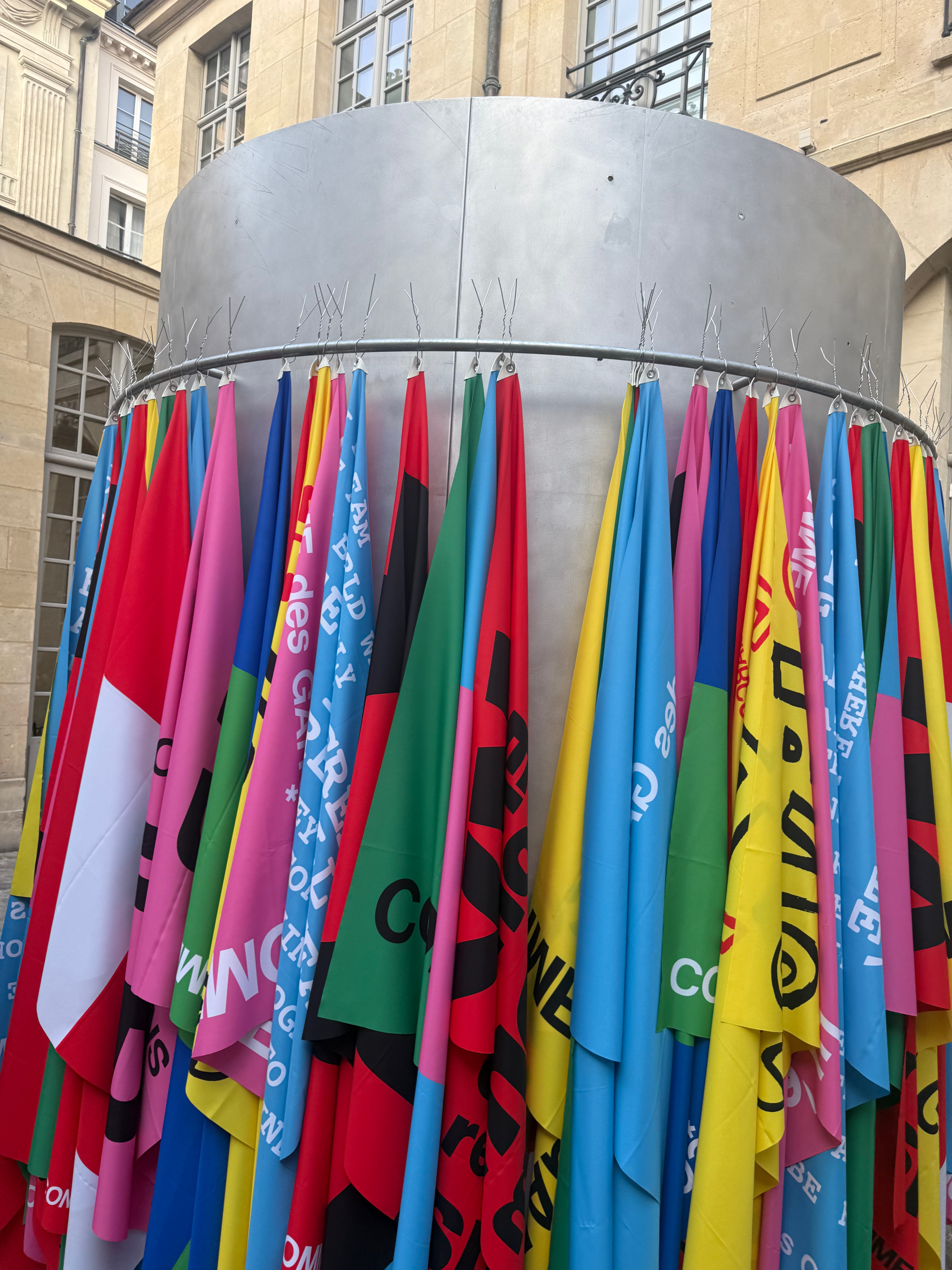 Installation de drapeaux colorés dans la cour, exposition Substructure de IED Milano à Paris
