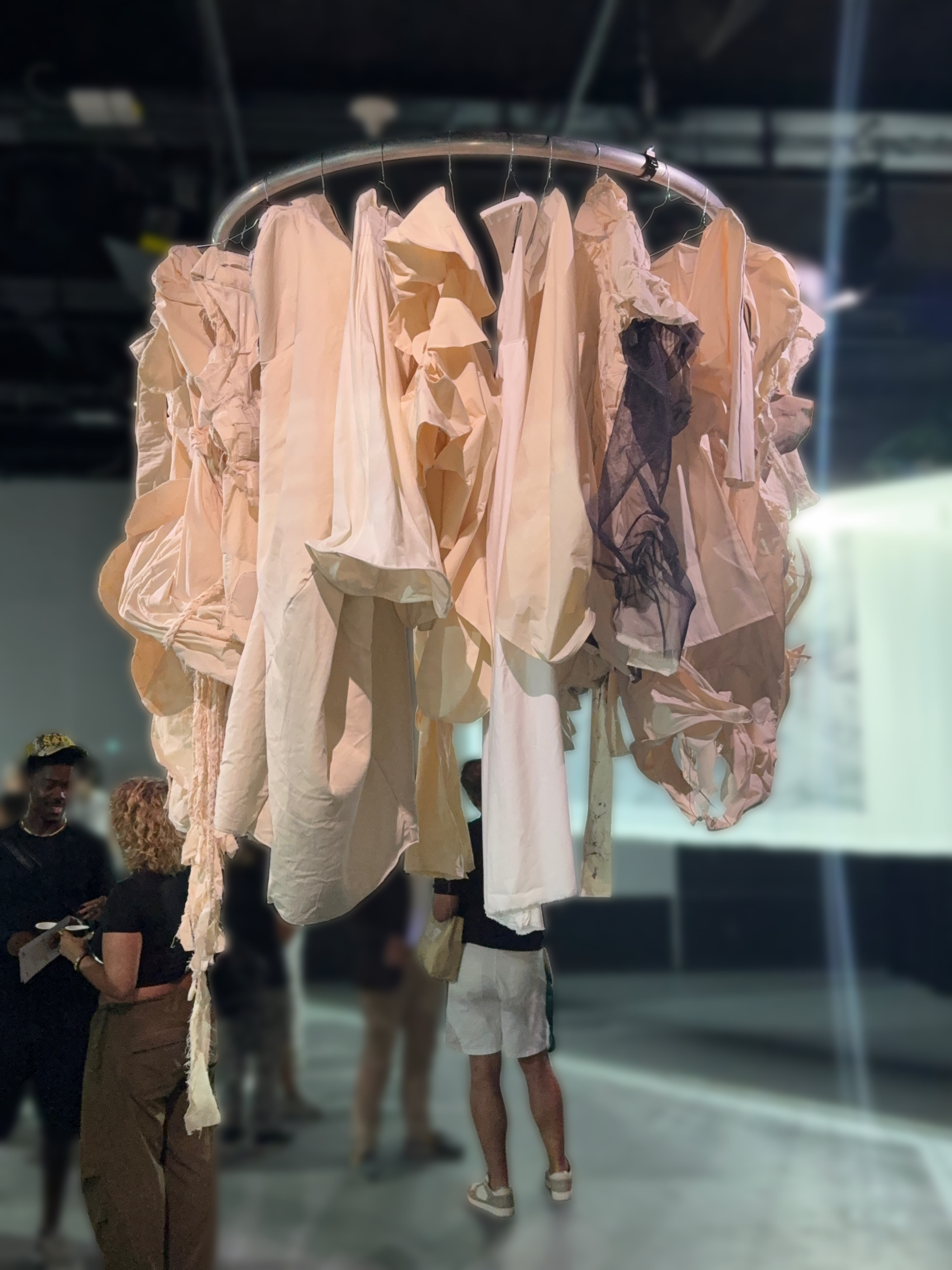 Installation de vêtements suspendus, exposition Substructure de IED Milano